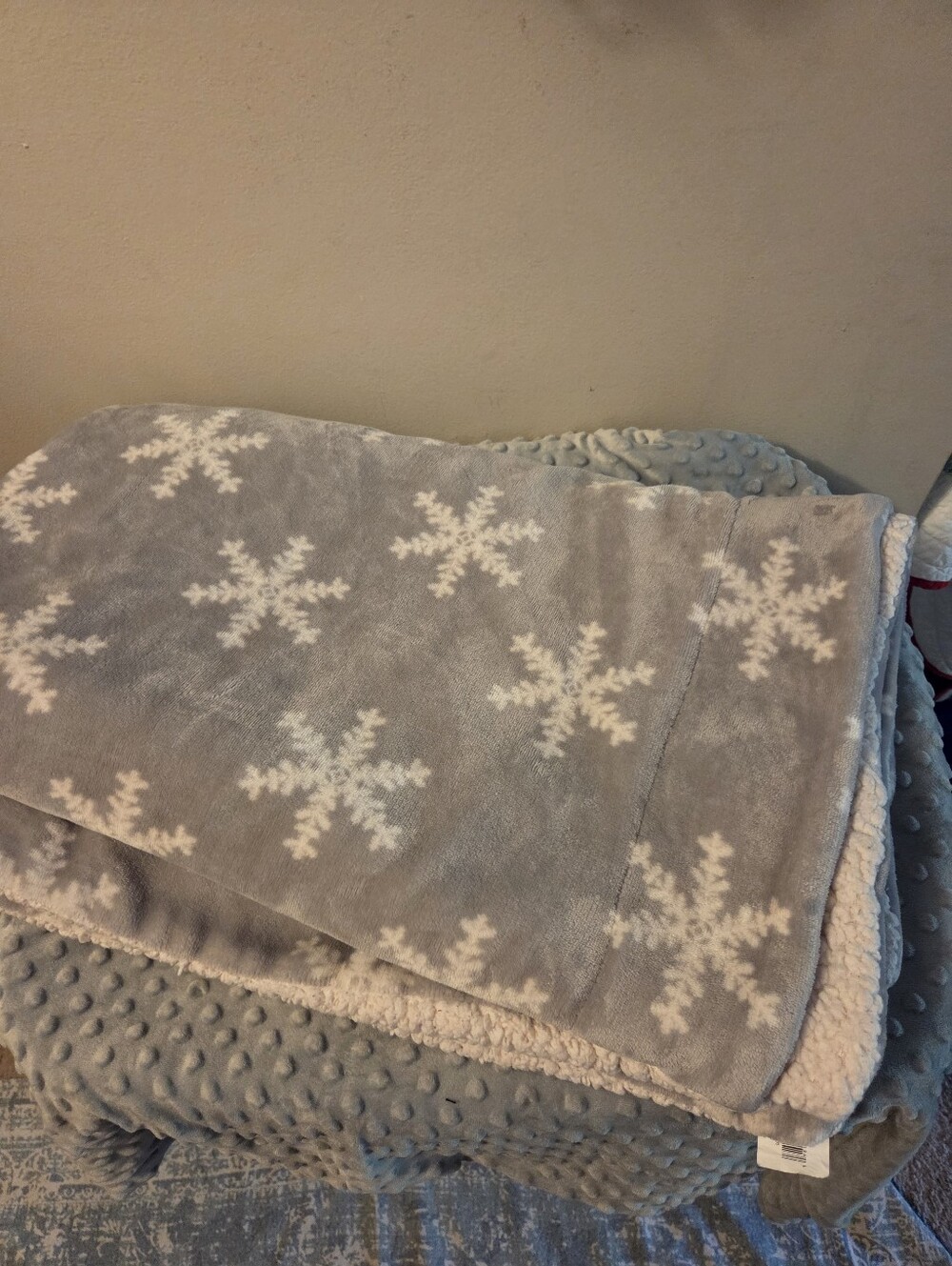Gray Snowflake Fleece Throw Blanket gently used by threshold dimensions in photo